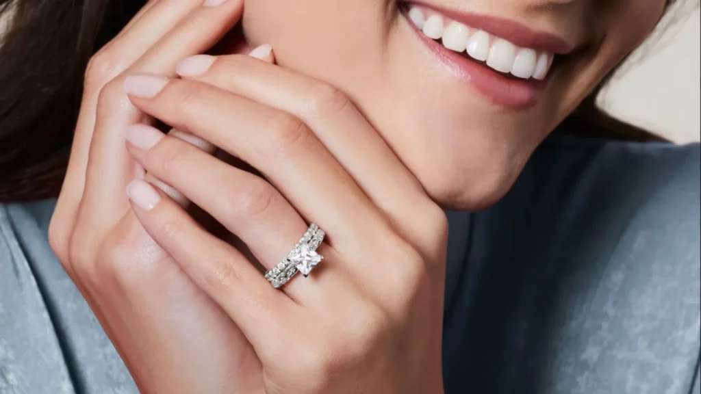 The best wedding outfits ideas to complement your engagement rings