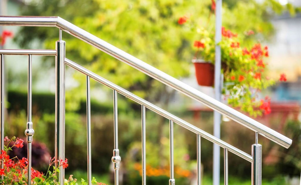 Elevate Your Deck’s Style with Sleek Aluminum Railing: Hire the Best Installers