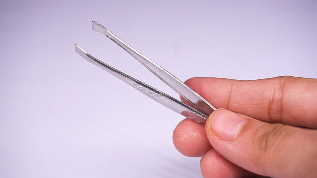 Check Out Professional Eyebrow Tweezers Supplier in UK 2023