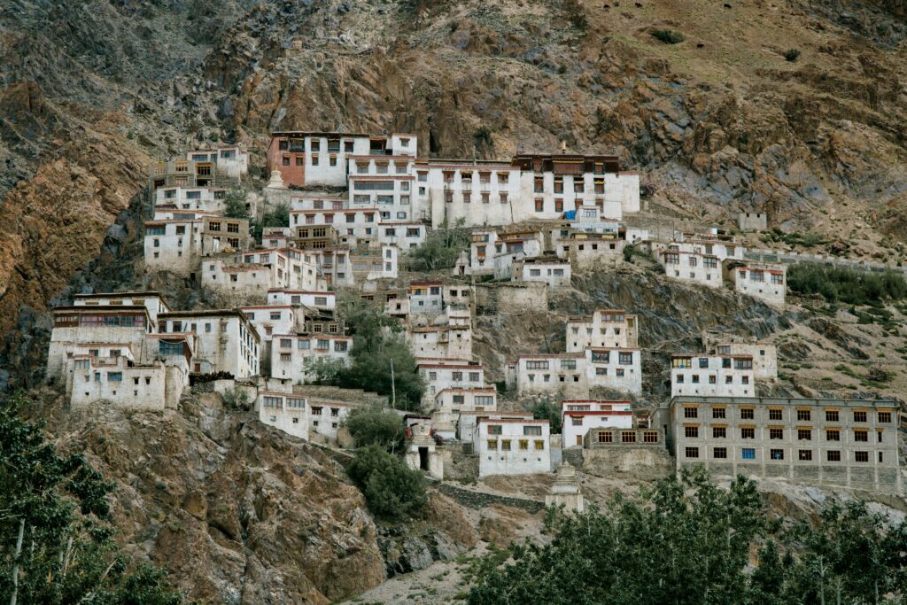 “Majestic Journeys: Exploring the Enchanting Beauty of Tibet”