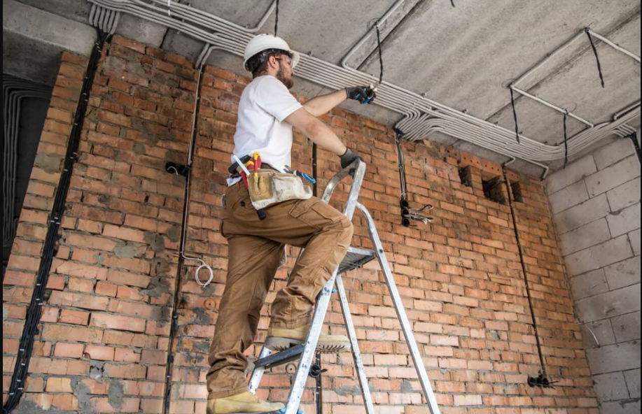 Tips to Ensure Ladder Safety at Construction Sites