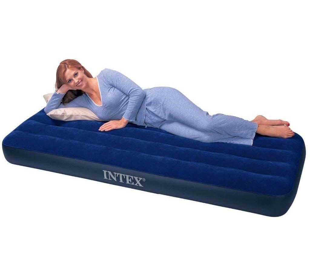 Single inflatable air bed with air pumper