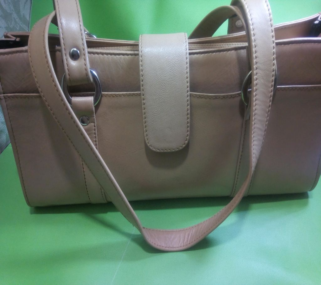100% pure leather ring bag.