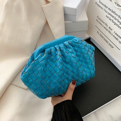 Ins Hot Shoulder Messenger Bags for Women Chic Purses and Handbags New Weaving Cloud Bag Dumpling Package Day Evening Clutch