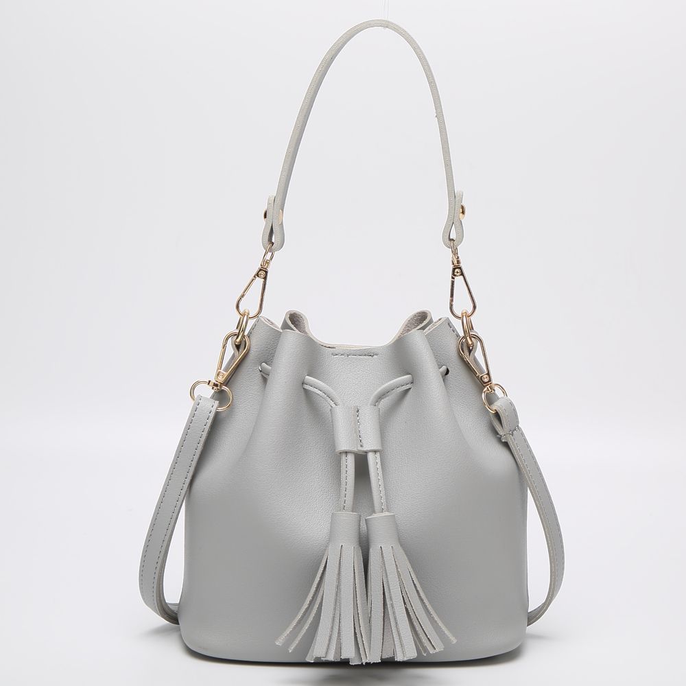 Factory direct sales 2020 new women's bags Korean version of the messenger shoulder bag bucket small bag wild portable tassel bag tide gray