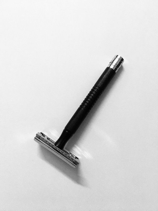 Romer-7 De WAZIR BLACK Fine Chrome Finish Colour Coated Medium Weight Safety Razor