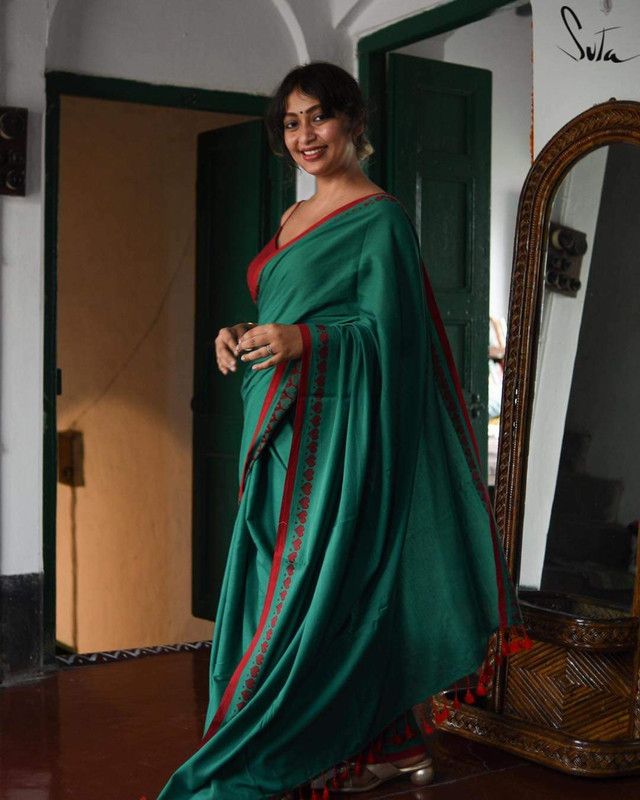 Solid/Plain Handloom Pure Cotton Saree  (Dark Green, Red)