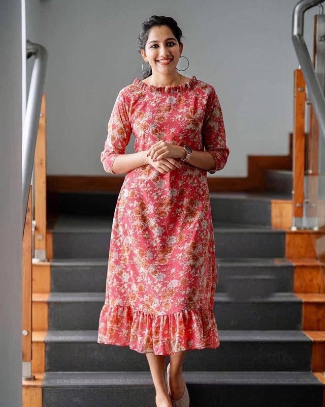 Women Floral Print Georgette Straight Kurta  (Red)