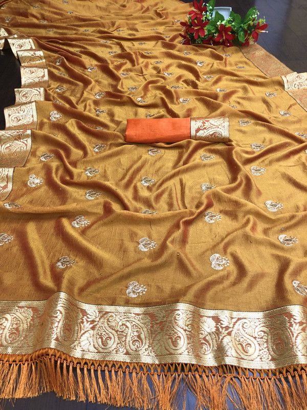 Daily Wear Silk Blend Saree  (Gold)