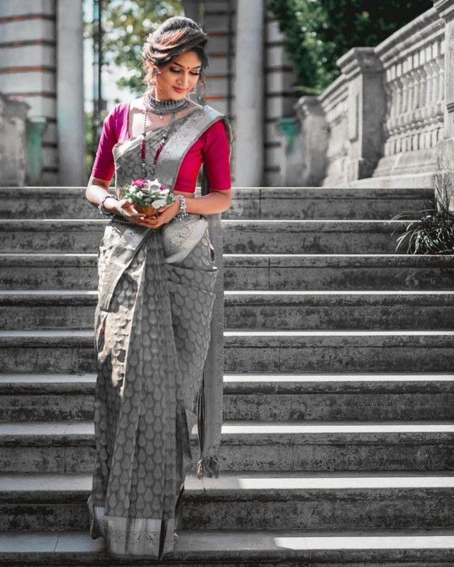 Woven Kanjivaram Jacquard Saree  (Grey)