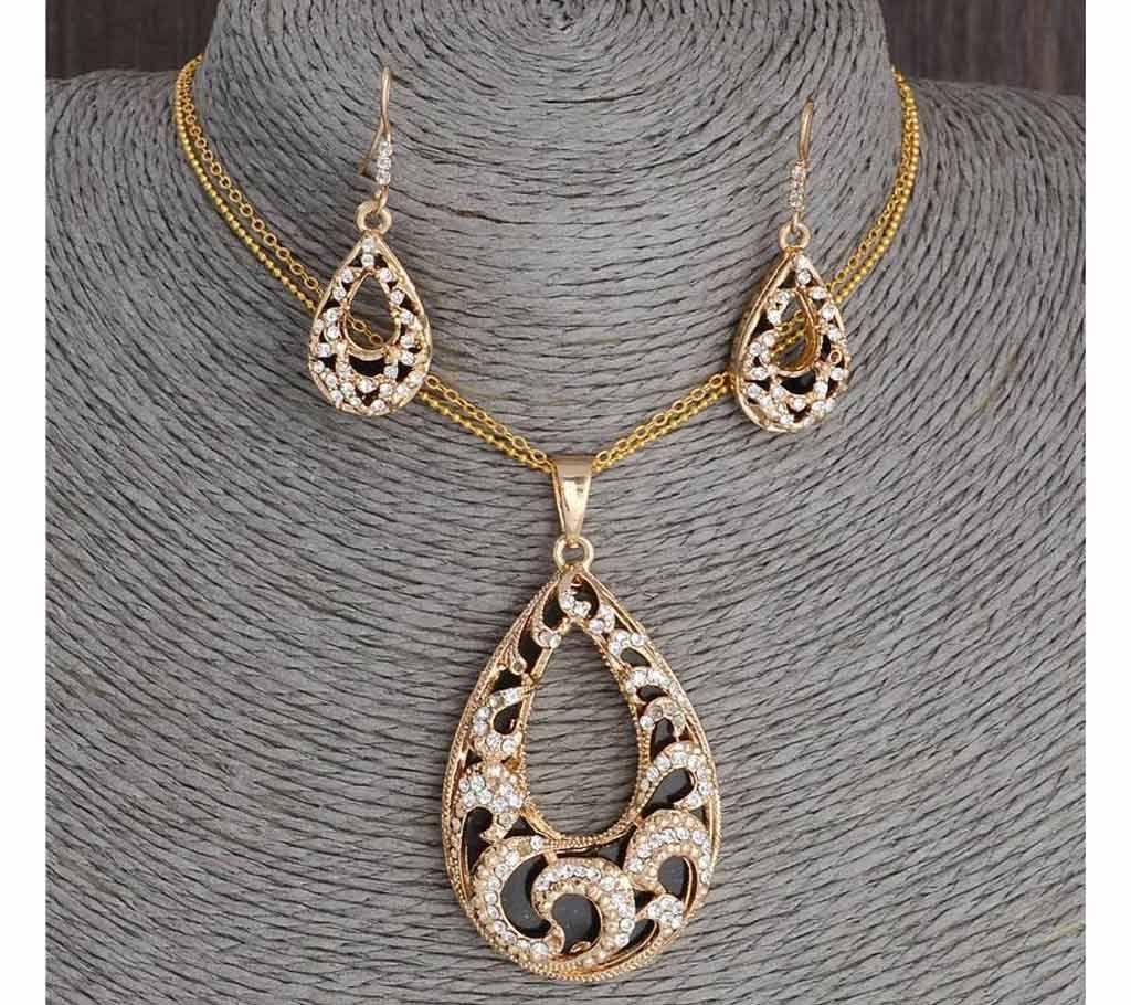 Gold black pendent and ear ring