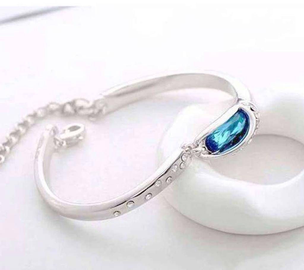 Ladies blue stone setting bracelet