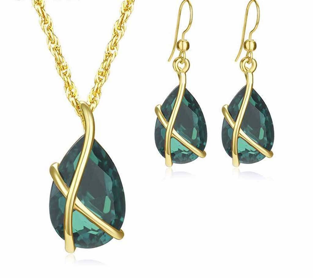 Green stone setting pendant with earrings 