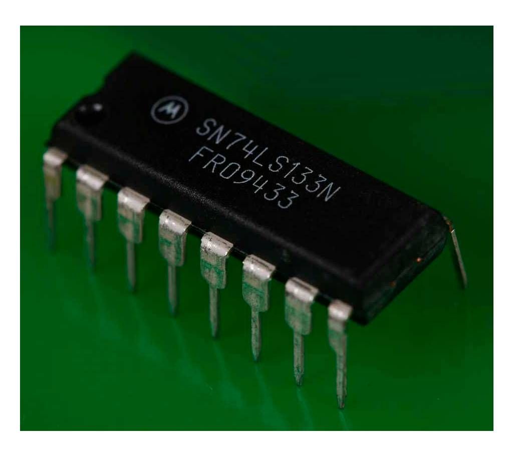 IC 74LS133 13-input NAND gate