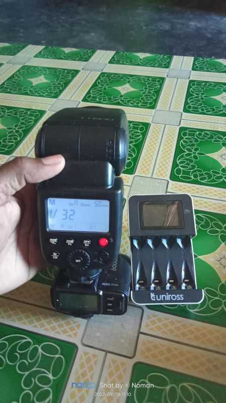 Camera flash light & Tuniross Battery charger with 6 bettery