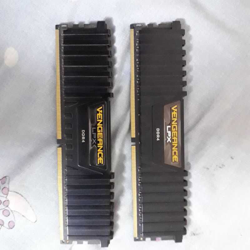 Corsair Vengeance DDR4 2400MHz 4GB×2