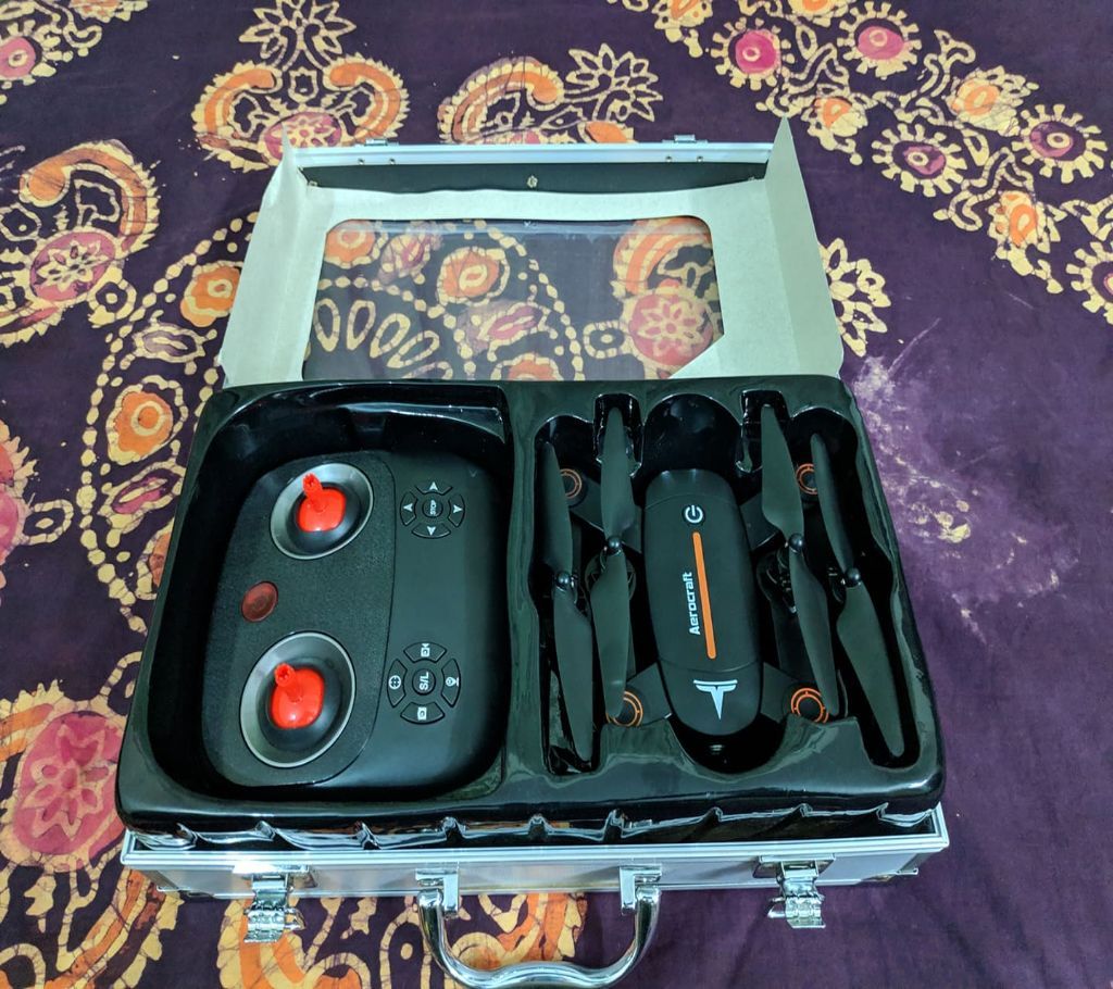 Foldable RC quadcopter