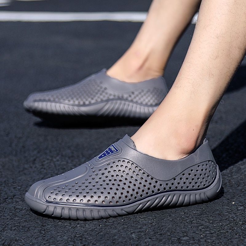 2021 Breathable Summer Men Slippers Outdoor Water Shoes Hollow Ultra Light Beach Shoes Casual Men Sandals  Black Garden Shoes