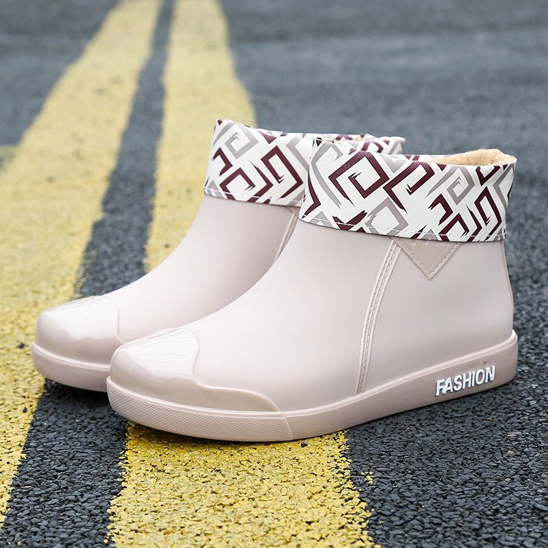 Fashion rain boots women's trend short tube water shoes four seasons outer wear work shoes Korean version of the tube waterproof non-slip wear-resistant rain boots