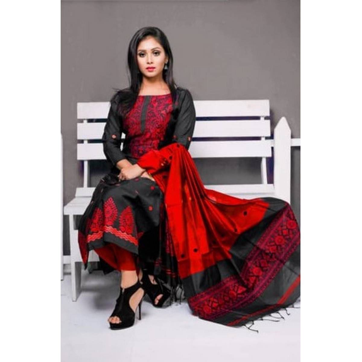 মহিলাদের জন্য উচ্চ মানের আনস্টিচড সুতির ব্লক প্রিন্ট থ্রি পিস