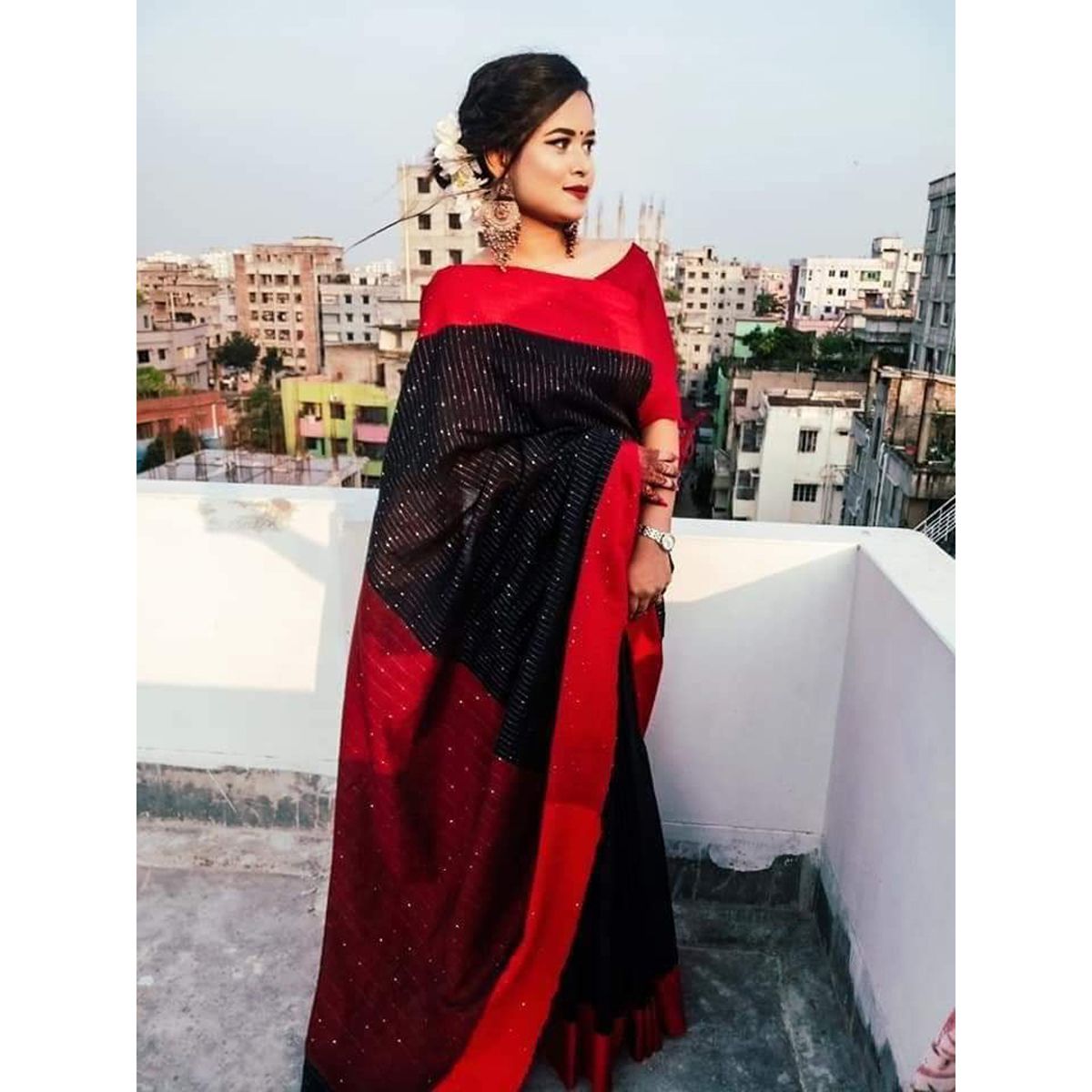 মহিলাদের জন্য কালো এবং লাল রঙের এক্সক্লুসিভ ডিজাইনের টাঙ্গাইলের তাঁত সুতির চুমকি শাড়ি