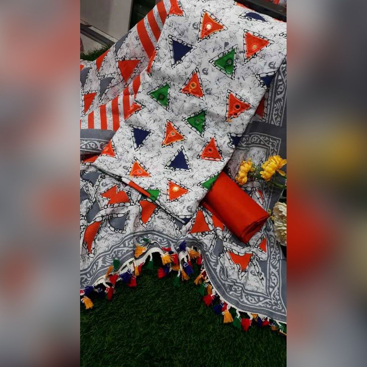 মহিলাদের সংগ্রহের জন্য অ্যামব্রয়ডারি কাজের সাথে স্কিন প্রিন্ট এবং ব্লক প্রিন্ট আনস্টিচড সুতির থ্রি পিস 3 পিস