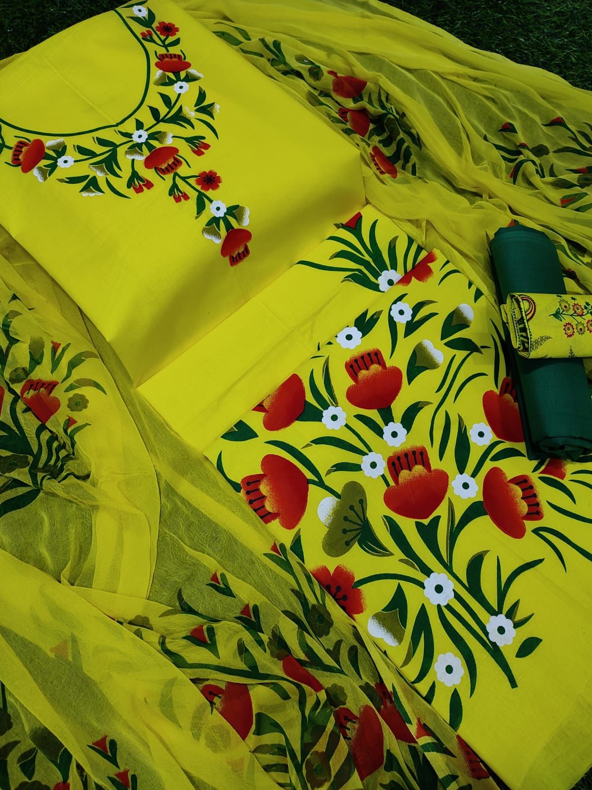 New Gorgeous Unstitched Cotton Screen Printed Salwar Kameez for Women ( 3 Piece )