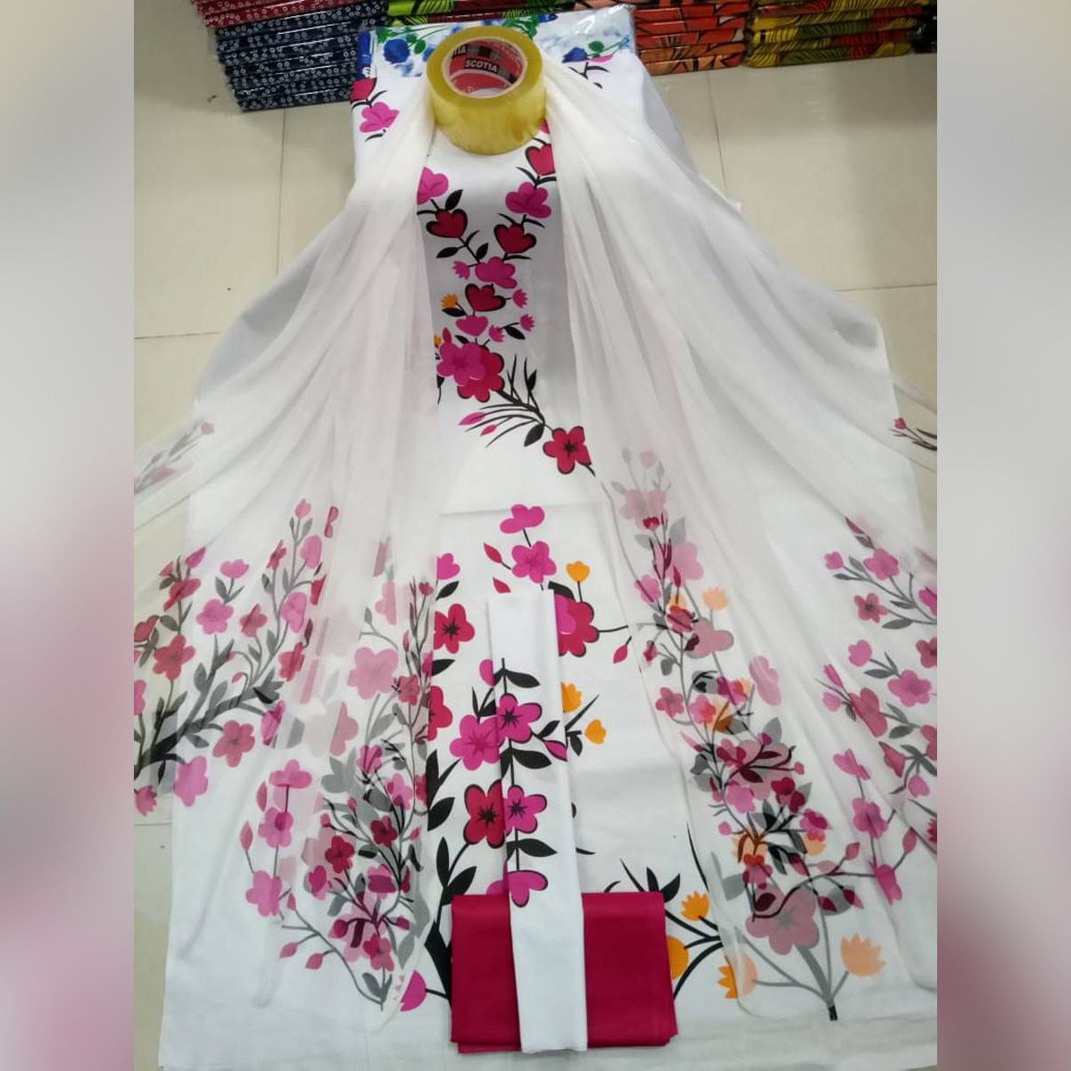 মদিনা আনস্টিচড লম্বা স্কিন প্রিন্ট সালোয়ার কামিজ জর্জেট ওড়না সহ থ্রি পিস পোশাক {3 পিস}