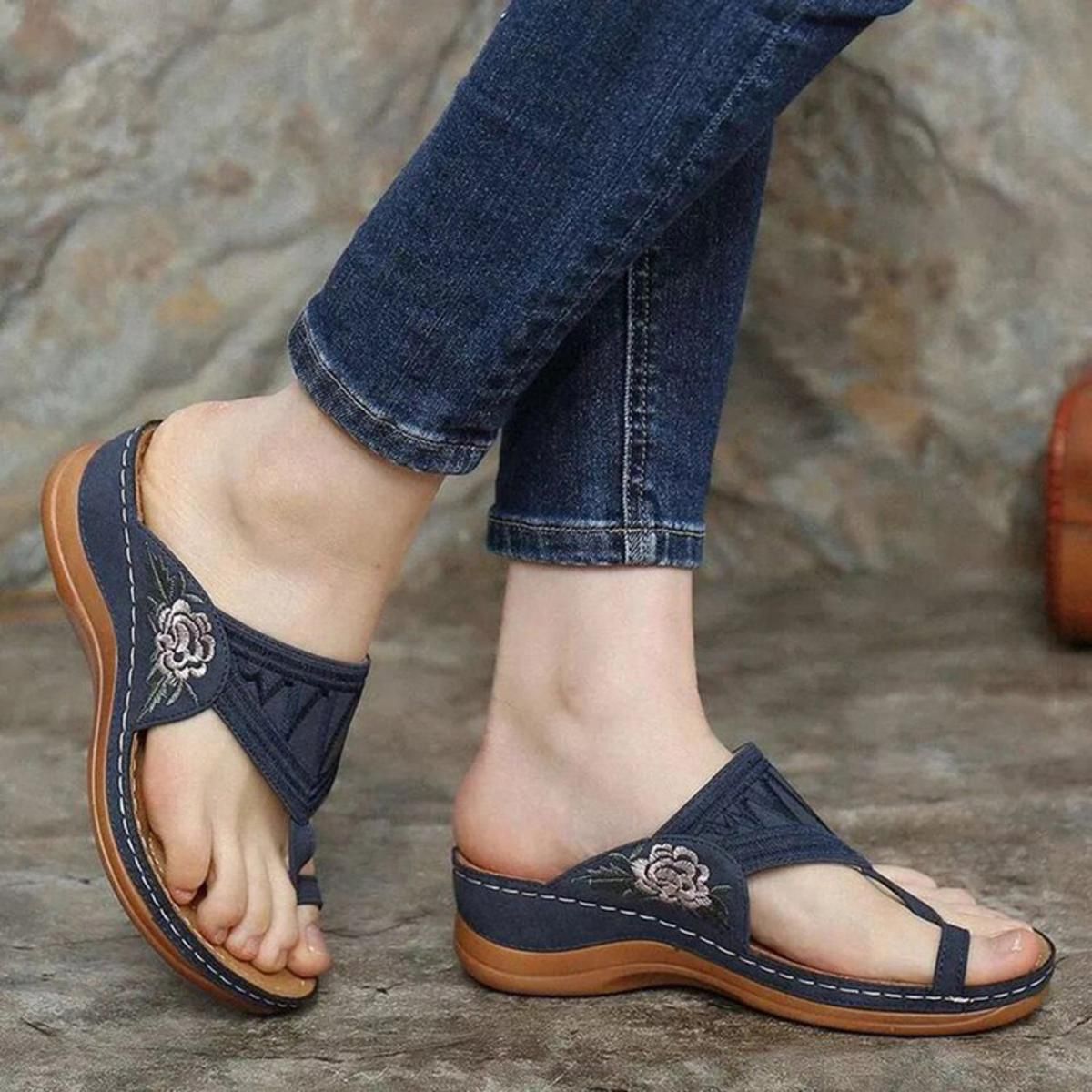 Women Flats Sandals Clip Toe Wedge Shoes Toe Ring Slip On Sandals Low Wedge Heel Slipper Summer Causal Shoes flip flops for girls
