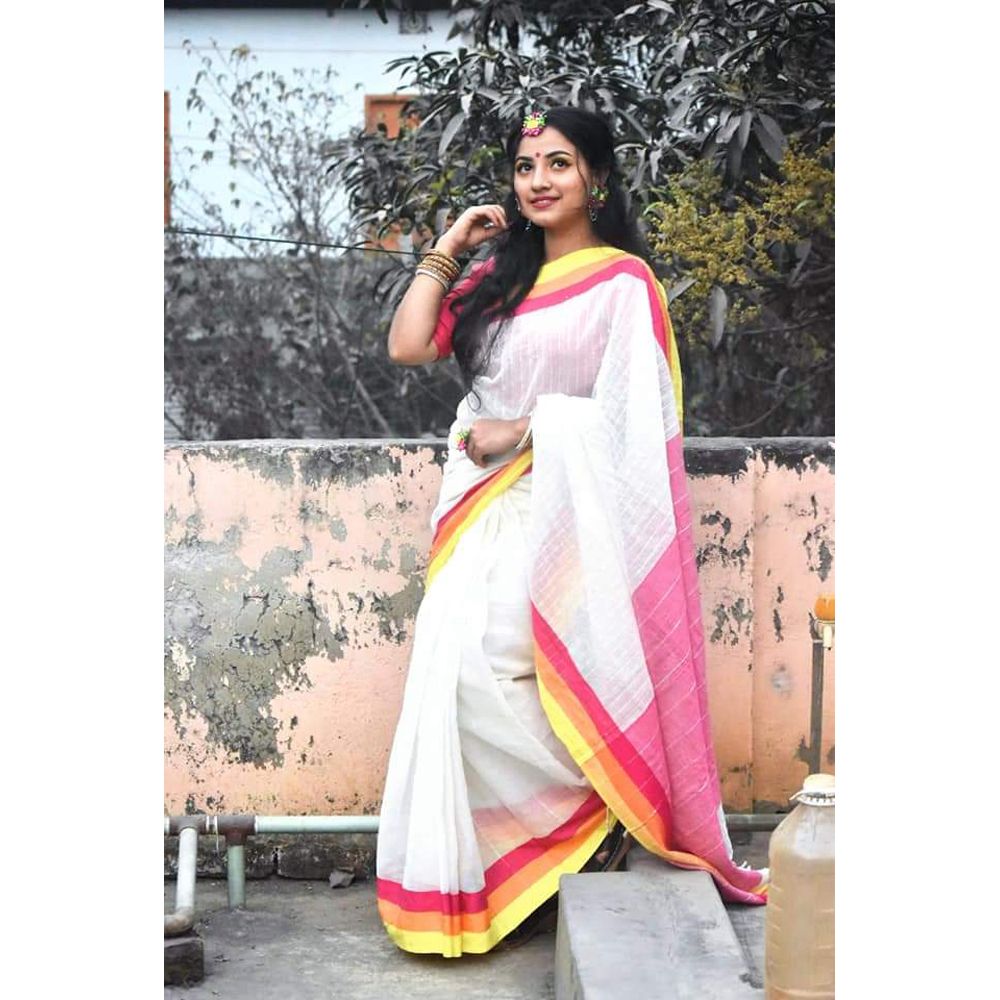চুমকি কটন শাড়ী ( সাদা রঙের মাল্টি পানির) মহিলা এদের জন্য।