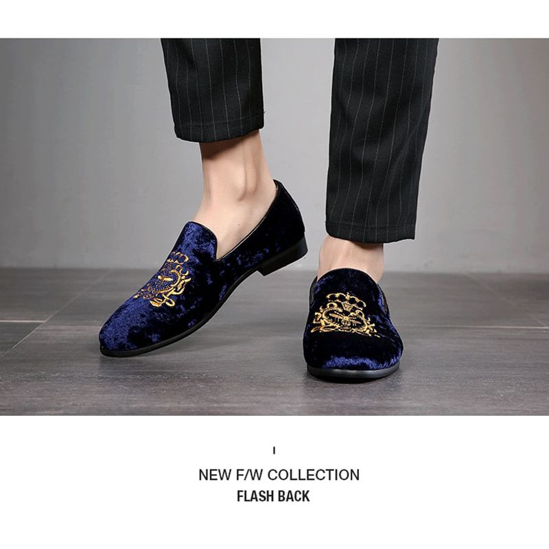 2020 Wedding Dress Shoes Casual Men Loafers New Big Size Lazy Peas shoes Embroidery Moccasins Shoes Suede Leather shoes