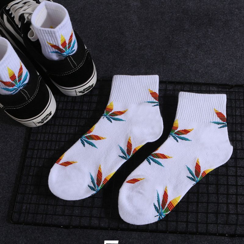 Men's and Women's Socks Street Fashion Middle Tube Maple Leaf Pattern Stripe Air Permeability And Sweat Absorption Sports Sock