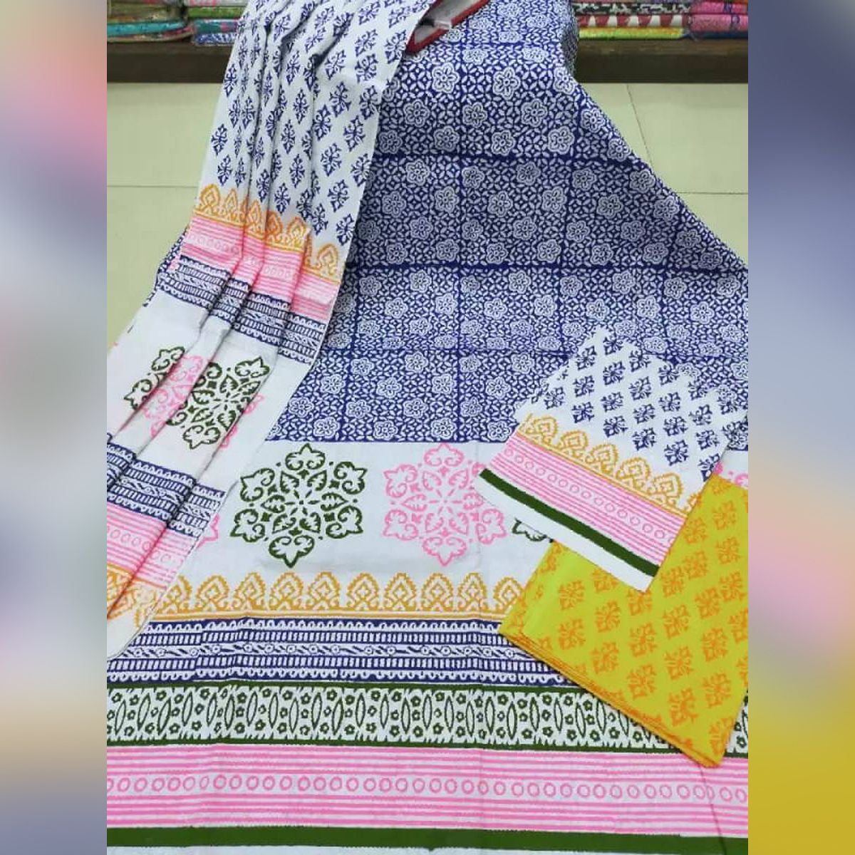 ব্লক প্রিন্ট সহ নাদিয়া স্কিন আনস্টিচড সুতি থ্রি পিস পোশাক (3 পিস)
