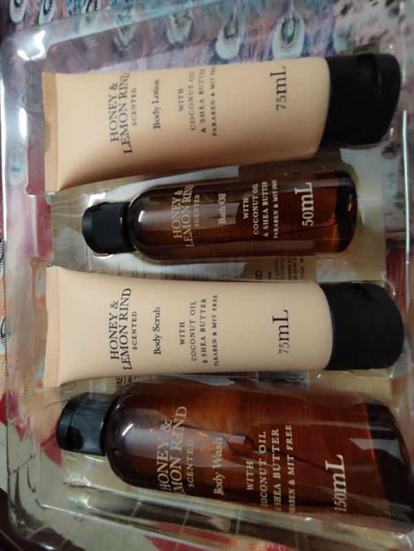 Gift box Included body wash, lotion, bath oil, shower gel
