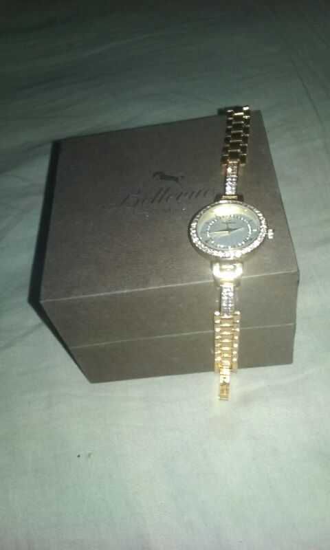 Ladies watch sell.