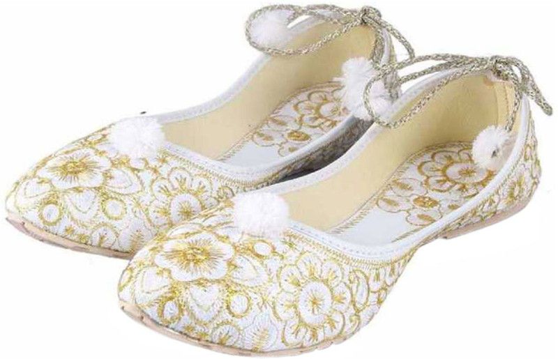 ladies juti Mojaris For Women  (White, Gold)