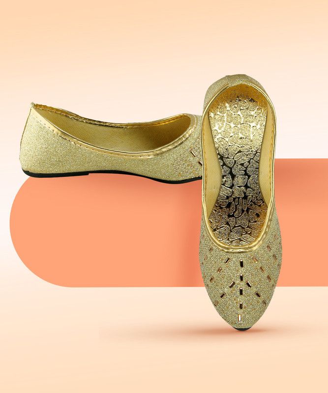 Slip on Jutis For Girls  (Gold)