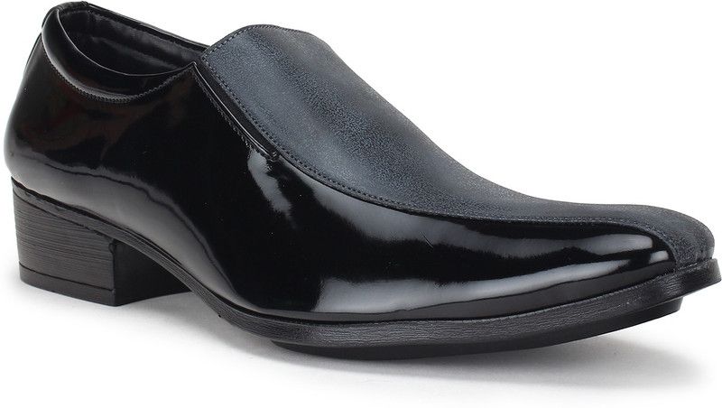 Vanquish Slip On For Men  (Black, Grey)