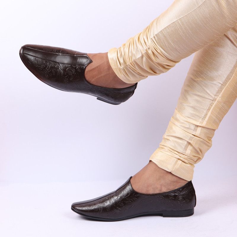 Textured Floral Prints Slip On Ethnic Juttis and Mojaris For Men  (Brown)