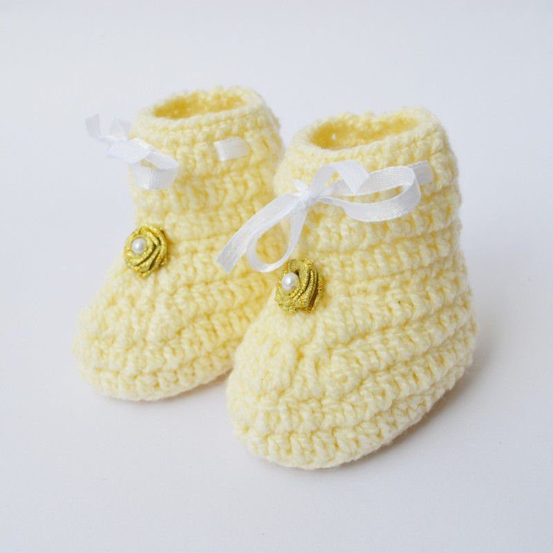 LOVE CROCHET ART crochet baby booties for 0-6 months baby Booties  (Toe to Heel Length - 9 cm, Creme)