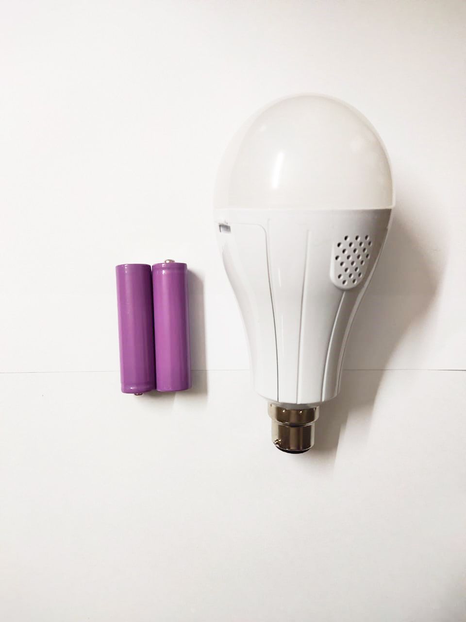 Dabble Battery 18W AC/DC Super Bright Emergency LED Light Bulb
