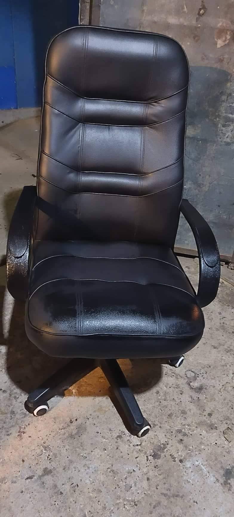 High-quality modern office - Black & Brown