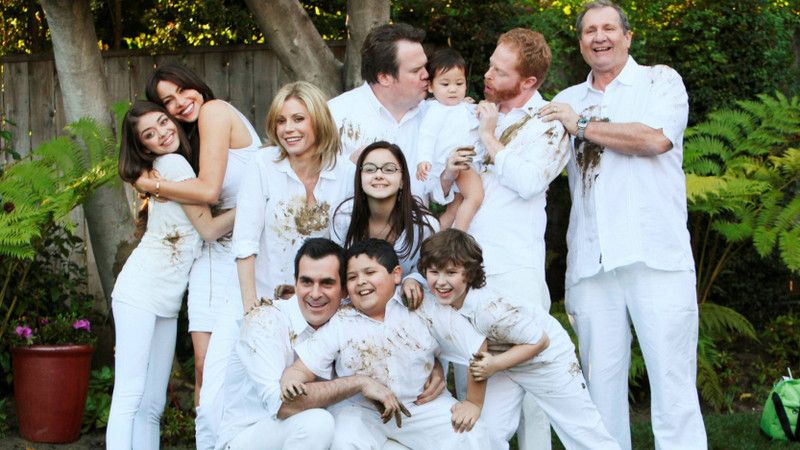 Wall Poster TV Show Modern Family Wall Poster Print on Art Paper 13x19 Inches Paper Print  (19 inch X 13 inch, Rolled)