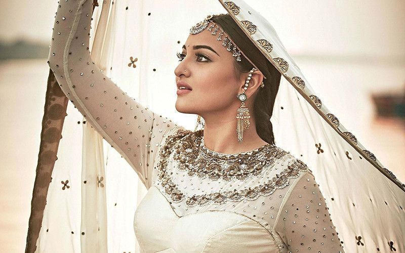 Poster Celebrity Sonakshi Sinha Actresses India sl-6876 (Wall Poster, 13x19, Matte Paper, Multicolor) Fine Art Print  (19.1 inch X 13.1 inch, Rolled)