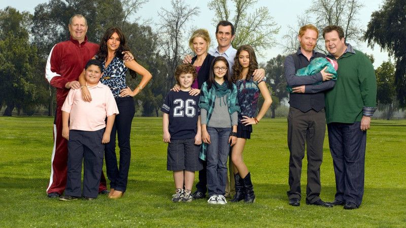 Poster Tv Show Modern Family Large Poster sl-9217 (Large Print, 36x24 Inches, Banner Media, Multicolor) Fine Art Print  (24 inch X 36 inch, Rolled)