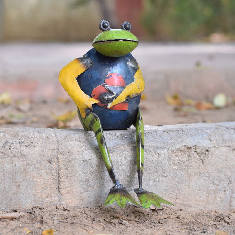 De Kulture Works Seated Frog with Heart Decorative Showpiece - 24 cm  (Iron, Multicolor)