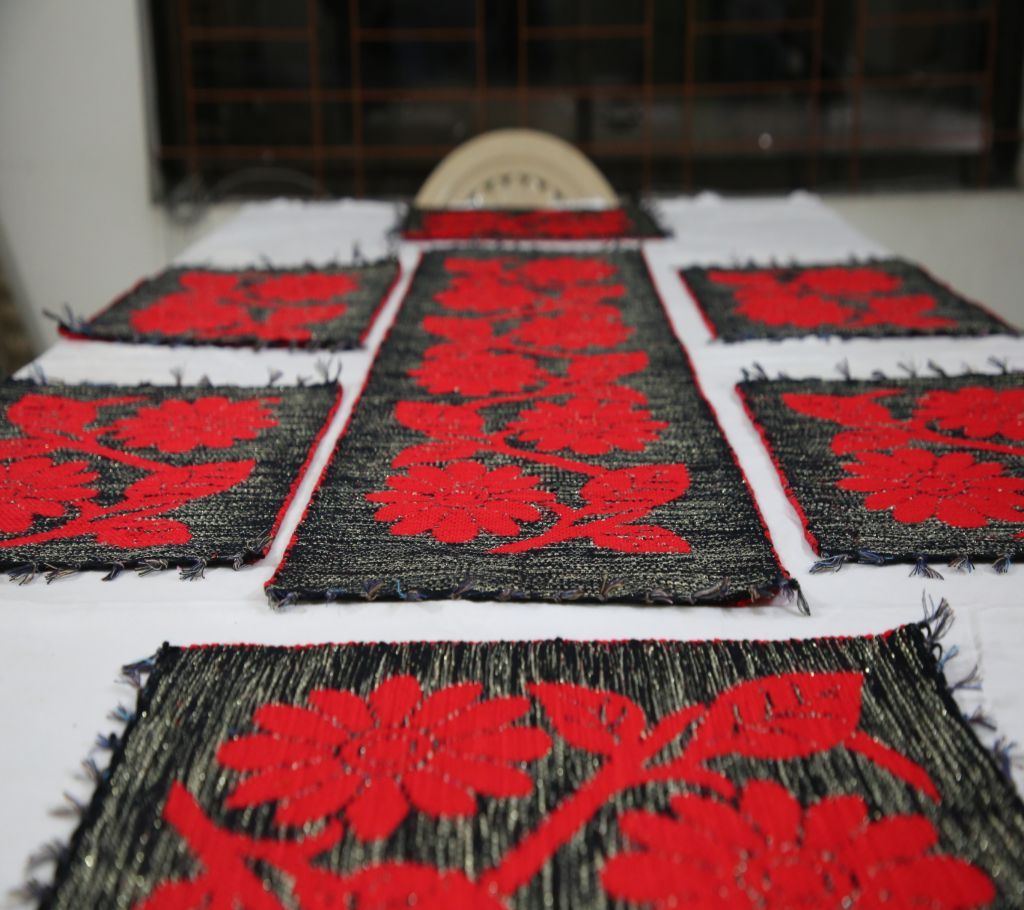 Dining Table Mat ( 1 Runner and 6 plate mat)