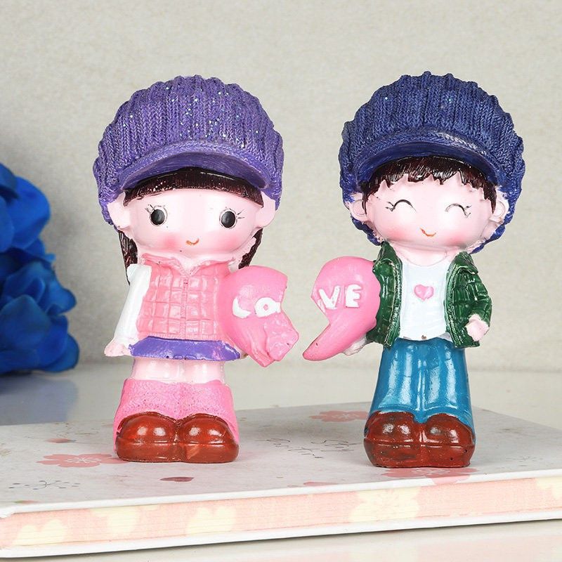 Floweraura Decorative Showpiece Couple Figurine Gift For Girlfriend Boyfriend Decorative Showpiece - 10 cm  (Polyresin, Multicolor)