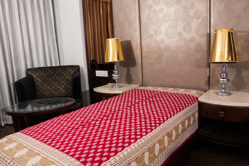 Rangun 144 TC Cotton Single Printed Flat Bedsheet  (Pack of 1, Red)