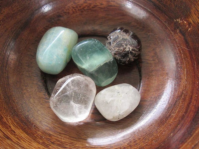 RadhikaGems Manifestation Crystal Set | Concentration & Focus Crystal Set | Crystals To Gain Concentraion and Focus | 5 Lovely Crystals in Gift Packing Regular Asymmetrical Quartz Stone  (Multicolor 5 Pieces)